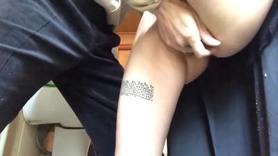 Squirt nel bagno della scuola, un vero orgasmo spumeggiante - il mio insegnante ha fatto del suo meglio